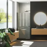 Minimalistische und stilvolle Badezimmer Inspiration mit Waschtischunterschrank, Unterschränken und Hochschränken aus goldener Eiche, großem rundem Spiegel mit Lichtsteuerung, farbigem WC und Aufsatzwaschbecken