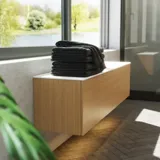 Minimalistische und stilvolle Badezimmer Inspiration mit Waschtischunterschrank, Unterschränken und Hochschränken aus goldener Eiche, großem rundem Spiegel mit Lichtsteuerung, farbigem WC und Aufsatzwaschbecken