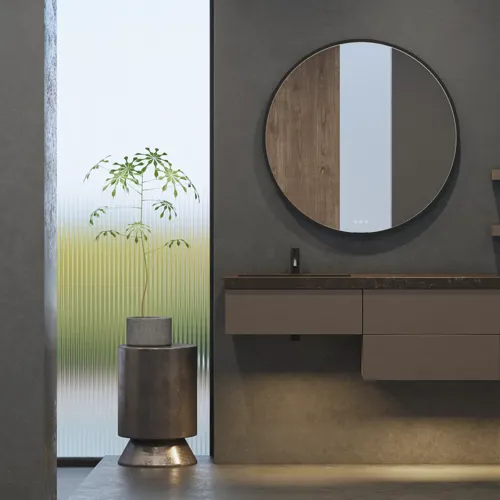 Stilvolle und geräumige Badezimmer Inspiration mit großem rundem Spiegel mit schwarzem Rahmen, dunklem Steinwaschbecken, farbigem WC, Oberschrank und offenem Regal in einem raffinierten und gedämpften Design