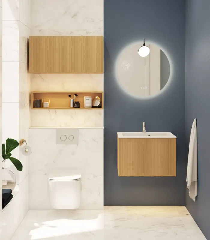 Kleines, stilvolles Badezimmer mit dunkelblauen Wänden, weichen gelben Badezimmermöbeln mit Rillen und elegantem rundem Spiegel mit Lampe