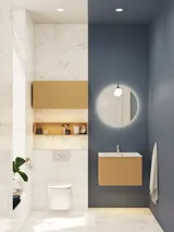 Kleines, stilvolles Badezimmer mit dunkelblauen Wänden, weichen gelben Badezimmermöbeln mit Rillen und elegantem rundem Spiegel mit Lampe