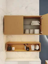 Kleines stilvolles Badezimmer mit dunkelblauen Wänden, weichen gelben Badezimmermöbeln mit Rillen und elegantem rundem Spiegel mit Lampe
