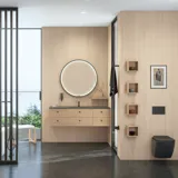 Stilvolles Badezimmer im skandinavischen und Japandi-Stil mit hellen Holzwänden, rundem Spiegel und minimalistischen Badezimmermöbeln