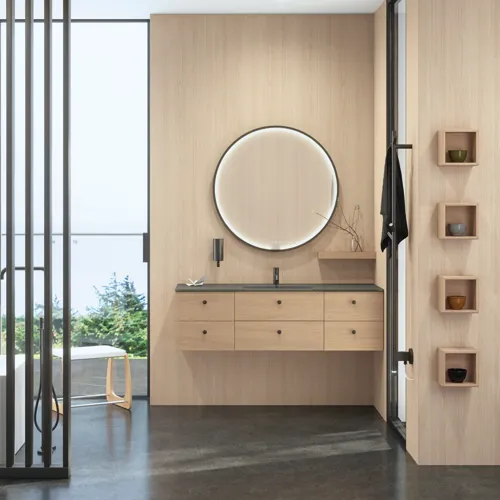 Stilvolles Badezimmer im skandinavischen und Japandi-Stil mit hellen Holzwänden, rundem Spiegel und minimalistischen Badezimmermöbeln