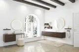 Badezimmer Inspiration im nordischen Stil mit Waschtischunterschrank und Unterschränken aus geräucherter Eiche, Schminkplatz, seitlich montiertem Waschbecken, rundem Spiegel mit Messingrahmen und sichtbaren charmanten Holzbalken