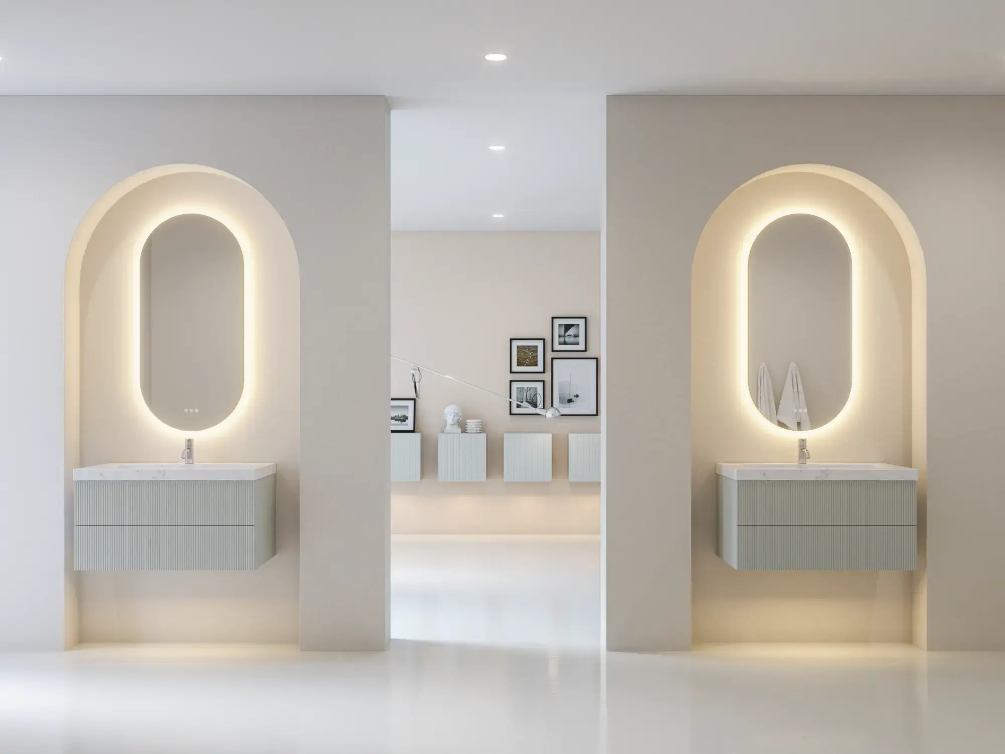 Stilvolle und moderne Badezimmer Inspiration mit ovalen Spiegeln mit Lichtsteuerung, Steinwaschbecken und Waschtischunterschränken mit eleganten Rillen in einem minimalistischen Design, helle und luftige Atmosphäre, elegante Beleuchtung