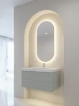 Stilvolle und moderne Badezimmer Inspiration mit ovalen Spiegeln mit Lichtsteuerung, Steinwaschbecken und Waschtischunterschränken mit eleganten Rillen in einem minimalistischen Design, helle und luftige Atmosphäre, elegante Beleuchtung