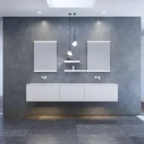 Große und moderne minimalistische Badezimmer Inspiration mit Doppelwaschbecken, quadratischen Spiegeln mit Lichtsteuerung, stilvollen Pendelleuchten, großen grauen Fliesen und einem geräumigen Design mit viel natürlichem Licht