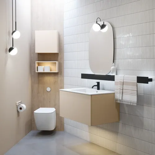 Stilvolle Badezimmer Inspiration mit beigem Waschtischunterschrank mit Innenschublade, Oberschrank, offenem Regal, ovalem Spiegel mit Beleuchtung, passenden Pendelleuchten, Regal unter dem Spiegel und wandhängendem WC