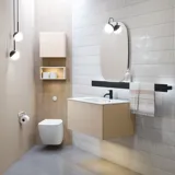 Stilvolle Badezimmer Inspiration mit beigem Waschtischunterschrank mit Innenschublade, Oberschrank, offenem Regal, ovalem Spiegel mit Beleuchtung, passenden Pendelleuchten, Regal unter dem Spiegel und wandhängendem WC