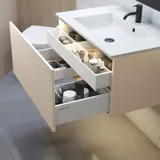 Stilvolle Badezimmer Inspiration mit beigem Waschtischunterschrank mit Innenschublade, Oberschrank, offenem Regal, ovalem Spiegel mit Beleuchtung, passenden Pendelleuchten, Regal unter dem Spiegel und wandhängendem WC