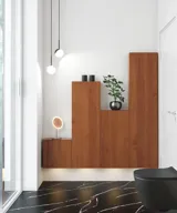 Moderne und stilvolle Badezimmer Inspiration mit ovalem Spiegel mit schwarzem Rahmen und Lichtsteuerung, farbigem WC, Waschtischunterschrank, Unterschränken und Schränken aus rotbrauner Eiche, Silestone-Waschbecken und passendem Boden