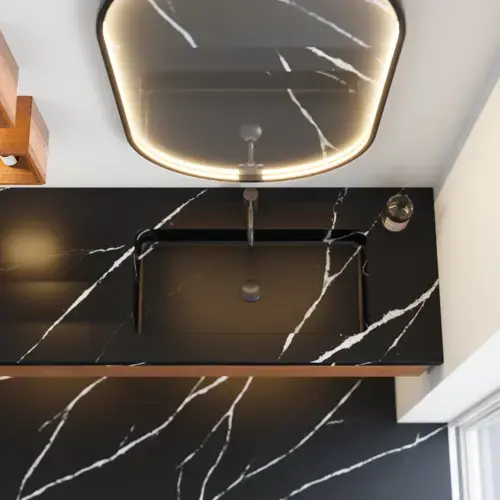 Moderne und stilvolle Badezimmer Inspiration mit ovalem Spiegel mit schwarzem Rahmen und Lichtsteuerung, farbigem WC, Waschtischunterschrank, Unterschränken und Schränken aus rotbrauner Eiche, Silestone-Waschbecken und passendem Boden