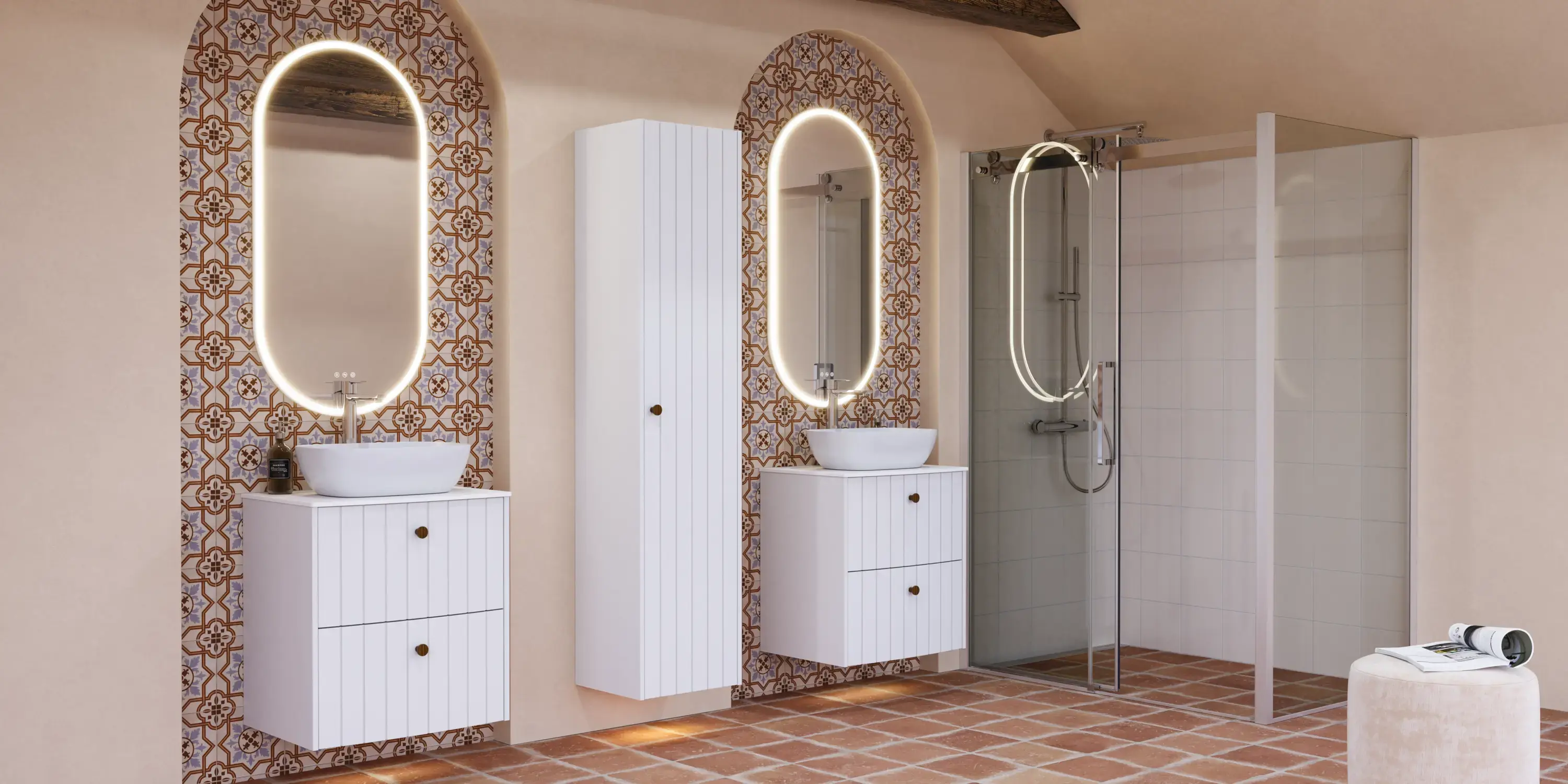 Große Badezimmerinspiration mit weißen Möbeln mit Rillen, eleganten Arbeitsplatten und Aufsatzwaschbecken, ovalen Spiegeln mit Beleuchtung, sichtbaren Balken und gemusterten Fliesen verleihen einen Vintage- und stilvollen Ausdruck