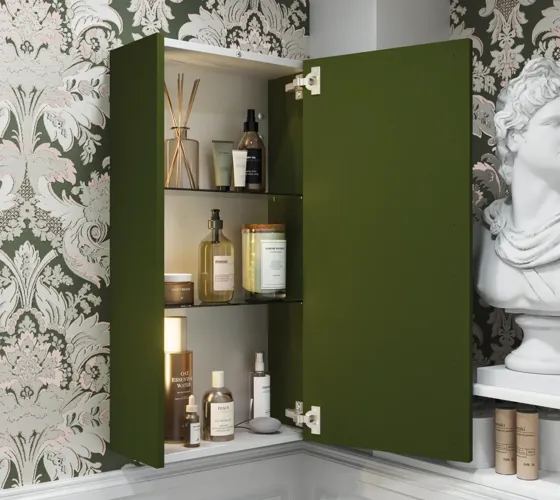 Kleine Badezimmerinspiration im klassischen Stil mit Waschtischunterschränke und einem olivgrünen Oberschrank, einem schönen quadratischen Spiegel, Fischgrätenboden und Tapete verleihen einen luxuriösen und raffinierten Ausdruck.