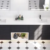 Große Badezimmerinspiration mit Badezimmermöbeln aus schwarzer Eiche mit eleganten Rillen, stilvollem Doppelwaschbecken, quadratischen Spiegeln und weißen Fliesen mit geometrischem Muster verleihen ein helles, symmetrisches und klassisches Aussehen.