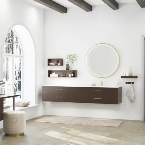 Badezimmer Inspiration im nordischen Stil mit Waschtischunterschrank und Unterschränken aus geräucherter Eiche, Schminkplatz, seitlich montiertem Waschbecken, rundem Spiegel mit Messingrahmen und sichtbaren charmanten Holzbalken