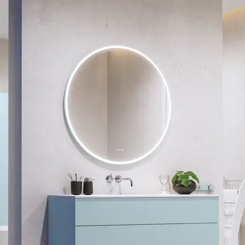 Großes und stilvolles Badezimmer mit Badezimmermöbeln in hellblauen Farben und nordischem Stil