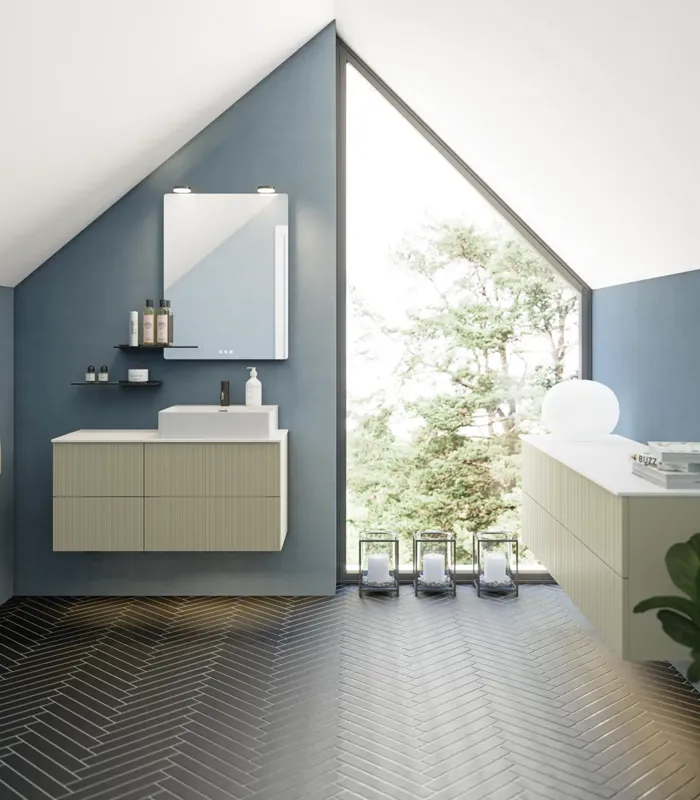 Badezimmer mit schräger Decke, beige Möbel mit Rillen, elegante Arbeitsplatte und quadratisches Waschbecken, schöner Spiegel mit Regalen, blaue Wände, große Fenster und schwarzer Fischgrätboden für ein helles, urbanes Aussehen.