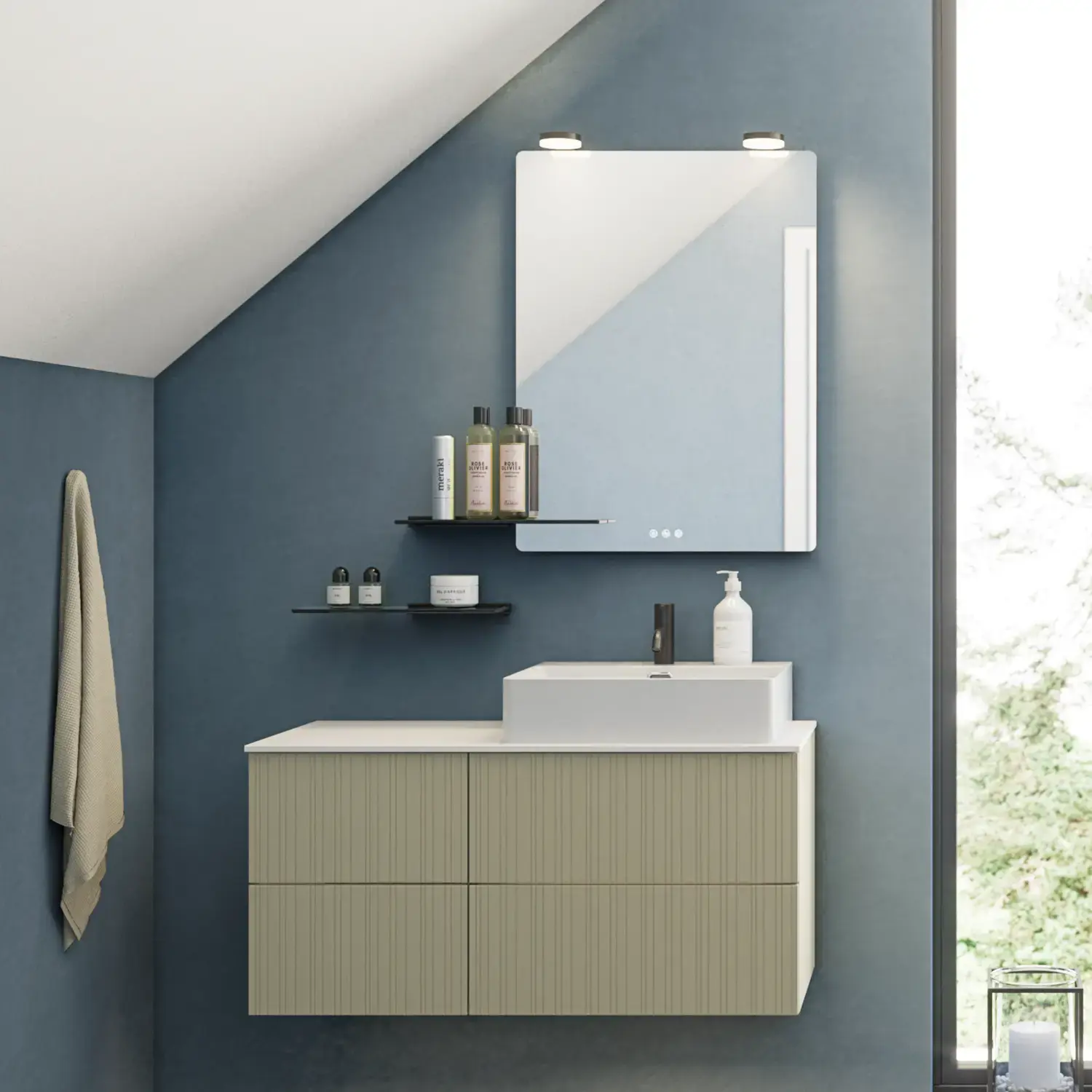 Badezimmer mit schräger Decke, beige Möbel mit Rillen, elegante Arbeitsplatte und quadratisches Waschbecken, schöner Spiegel mit Regalen, blaue Wände, große Fenster und schwarzer Fischgrätboden für ein helles, urbanes Aussehen.