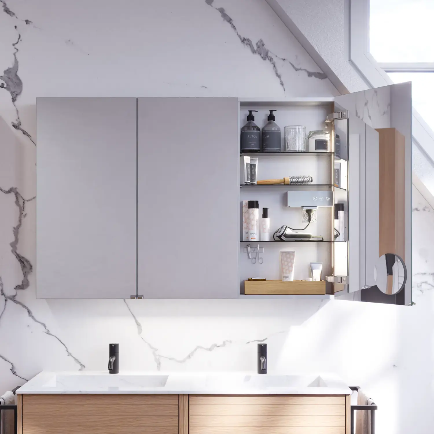 Badezimmerinspiration mit hellen Eichenmöbeln mit Lamellen, elegantem Doppelwaschbecken, schönem Spiegelschrank mit Licht, Fischgrätboden und weißer Marmorwand für ein klassisches, helles Aussehen.