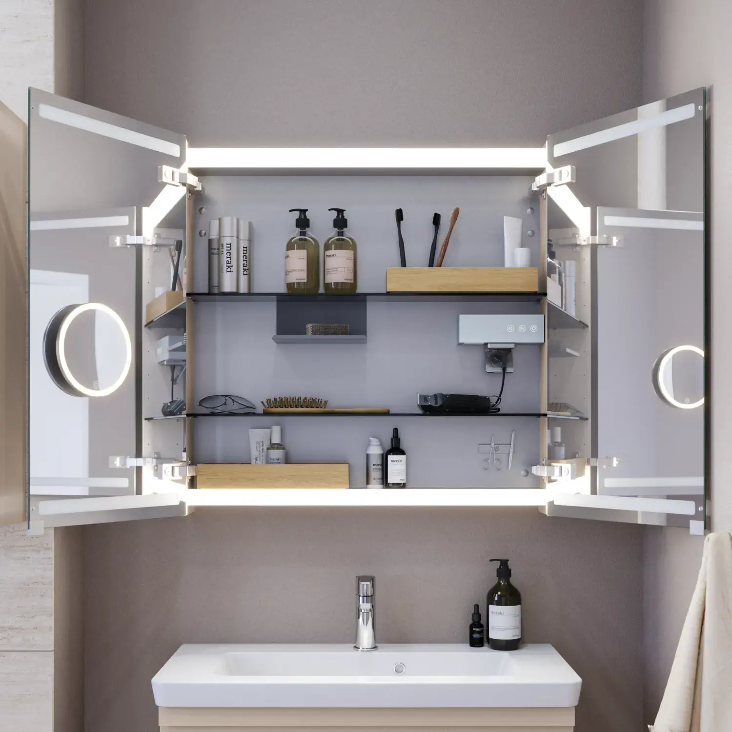 Kleine Badezimmer-Inspiration mit Waschtisch und Schrank über der Toilette in beige Spezialfarbe, eleganter Spiegelschrank mit integrierter Beleuchtung, die hellen Farben und der weiße Vorhang schaffen eine romantische und feminine Atmosphäre.