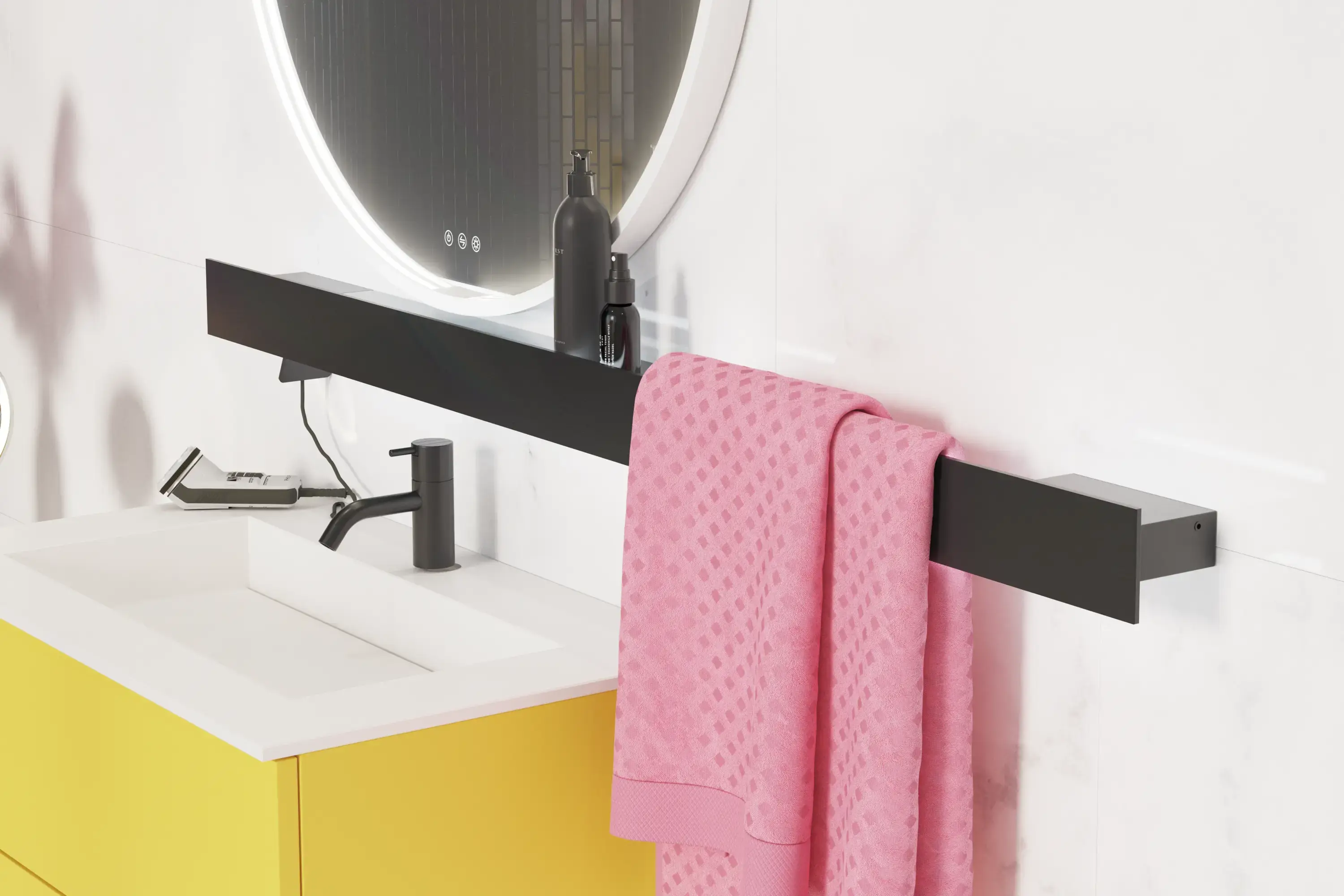 Große Badezimmerinspiration mit gelben Waschtischunterschrank, weißer Waschbecken und Arbeitsplatte, schwarzem Regal und rundem Spiegel mit weißem Rand, weißen Marmorwänden und kleinen schwarzen Fliesen für ein modernes, urbanes Aussehen.