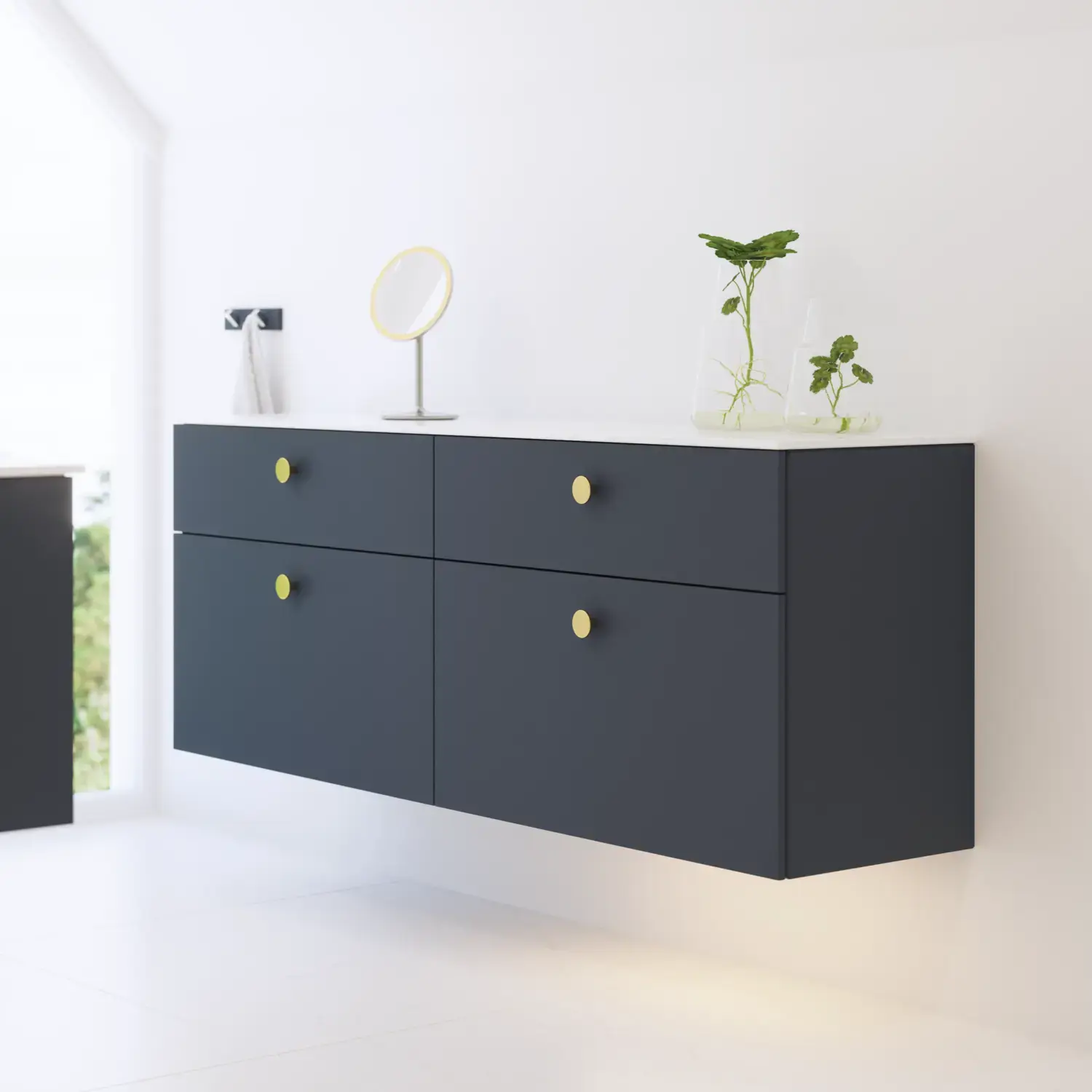 Elegante und moderne Badezimmer Inspiration mit schrägem Dach, wandmontierten blauen Waschtischunterschränken und Unterschränken, rundem Waschbecken mit Messingarmatur, beleuchtetem Spiegel und natürlichem Licht