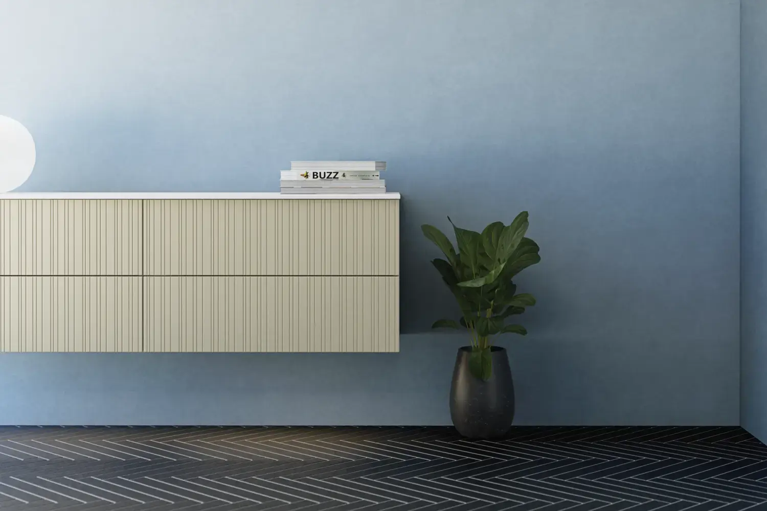 Badezimmer mit schräger Decke, beige Möbel mit Rillen, elegante Arbeitsplatte und quadratisches Waschbecken, schöner Spiegel mit Regalen, blaue Wände, große Fenster und schwarzer Fischgrätboden für ein helles, urbanes Aussehen.