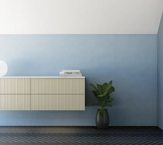Badezimmer mit schräger Decke, beige Möbel mit Rillen, elegante Arbeitsplatte und quadratisches Waschbecken, schöner Spiegel mit Regalen, blaue Wände, große Fenster und schwarzer Fischgrätboden für ein helles, urbanes Aussehen.