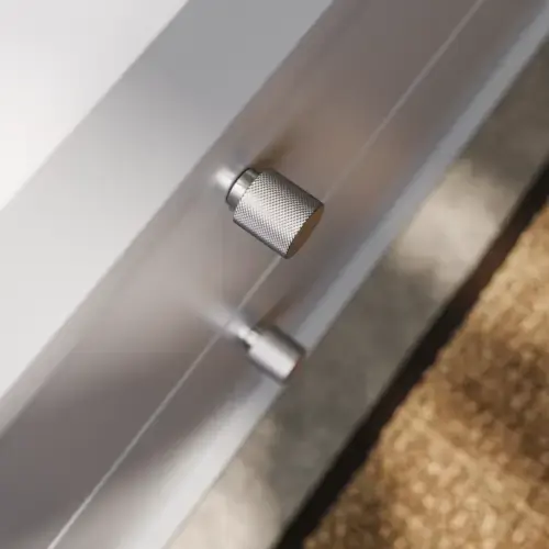 Badezimmer mit schrägen Wänden, grauem Waschtisch und Oberschrank, maßgefertigte Arbeitsplatten, modernes quadratisches Aufsatzwaschbecken, quadratischer Spiegel mit Beleuchtung, rohe Betonwände und -böden verleihen einen urbanen Ausdruck