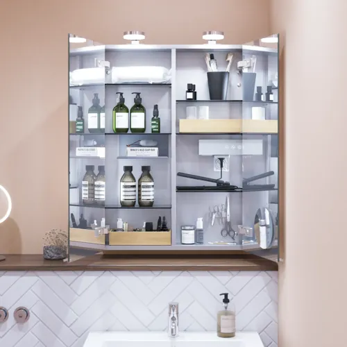 Kleine Badezimmerinspiration mit Waschbeckenunterschrank in Sonderfarbe mit integriertem Griff, Spiegelschrank mit Lampen, Dekorationsspiegel mit getöntem Glasregal, weiße Fischgrätfliesen für ein stilvolles und klassisches Aussehen.