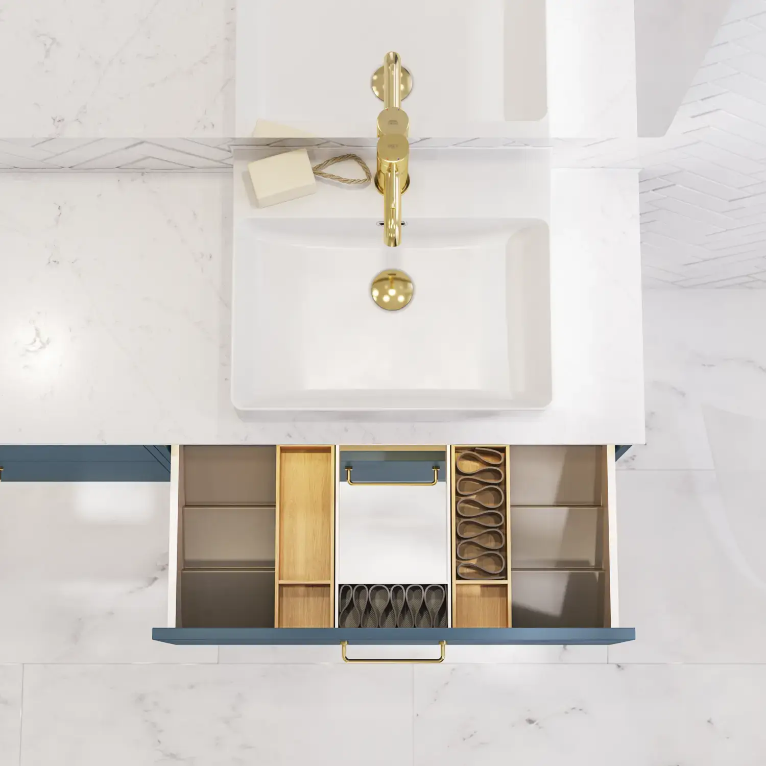 Badezimmer Inspiration mit Badezimmerschränken in moderner blauer Farbe, eleganter Aufsatzwaschbecken und großem quadratischem Spiegel mit Licht, weiße Fischgrätfliesen sorgen für einen stilvollen und klassischen Look