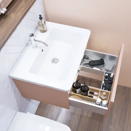 Kleine Badezimmerinspiration mit Waschbeckenunterschrank in Sonderfarbe mit integriertem Griff, Spiegelschrank mit Lampen, Dekorationsspiegel mit getöntem Glasregal, weiße Fischgrätfliesen für ein stilvolles und klassisches Aussehen.