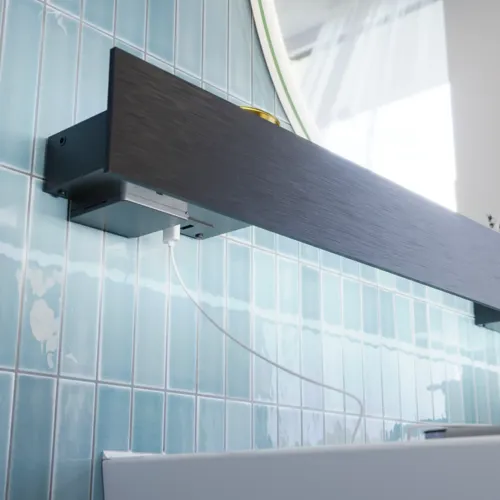 Badezimmerinspiration mit langen blauen Fliesen, Badezimmermöbeln aus naturbelassener Eiche mit schwarzen Details, die einen harmonischen und raffinierten Ausdruck schaffen