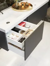 Elegante und moderne Badezimmer Inspiration mit dunklen Marmorwänden, runden beleuchteten Spiegeln mit schwarzem Rahmen, wandmontiertem Waschtischunterschrank mit Doppelwaschbecken und geräumiger Duschnische