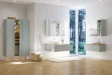 Große Badezimmerinspiration im nordischen Stil mit Badezimmerschränken in hellblauer Farbe und Holzarbeitsplatte mit elegantem Aufsatzwaschbecken, Fischgrät-Holzboden, der einen hellen und klassischen Stil schafft
