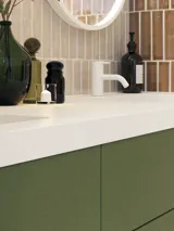 Großes Badezimmer in Grüntönen mit Waschtischunterschrank, ovalem Spiegel mit Goldverzierung und schönen Rahmentüren