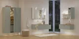 Große Badezimmerinspiration im nordischen Stil mit Badezimmerschränken in hellblauer Farbe und Holzarbeitsplatte mit elegantem Aufsatzwaschbecken, Fischgrät-Holzboden, der einen hellen und klassischen Stil schafft