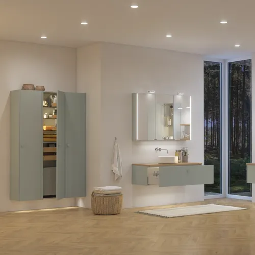 Große Badezimmerinspiration im nordischen Stil mit Badezimmerschränken in hellblauer Farbe und Holzarbeitsplatte mit elegantem Aufsatzwaschbecken, Fischgrät-Holzboden, der einen hellen und klassischen Stil schafft