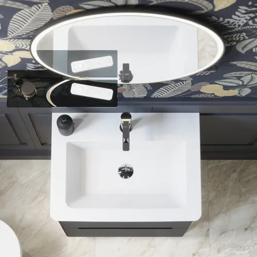 Badezimmer-Inspiration mit dunkelblauen Wandpaneelen, romantischer Blumen-Tapete, dunkelblauem Waschtischunterschrank mit weichen Formen und einem schönen runden Spiegel mit Beleuchtung, das ein Vintage-Flair verleiht