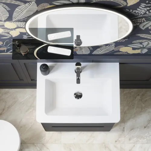 Badezimmer-Inspiration mit dunkelblauen Wandpaneelen, romantischer Blumen-Tapete, dunkelblauem Waschtischunterschrank mit weichen Formen und einem schönen runden Spiegel mit Beleuchtung, das ein Vintage-Flair verleiht