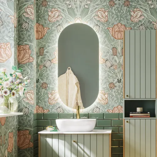 Badezimmerinspiration mit grünen Möbeln in Sonderfarbe mit Seiten aus naturbelassener Eiche, eleganten Rillen, stilvoller Arbeitsplatte mit ovalem Aufsatzwaschbecken, schönem ovalem Spiegel und Blumenmuster-Tapete für ein anmutiges, Retro-Aussehen.