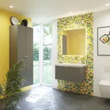 Inspiration für ein Badezimmer mit Badezimmermöbeln in mattem Grau, einem eleganten Waschbecken, einem schönen quadratischen Spiegel, einem grauen Fußboden und kleinen Fliesen in verschiedenen Gelb- und Grüntönen für einen hellen und verspielten Look