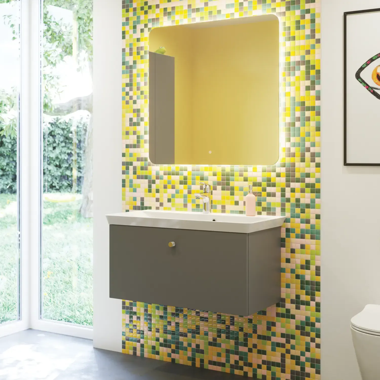 Inspiration für ein Badezimmer mit Badezimmermöbeln in mattem Grau, einem eleganten Waschbecken, einem schönen quadratischen Spiegel, einem grauen Fußboden und kleinen Fliesen in verschiedenen Gelb- und Grüntönen für einen hellen und verspielten Look