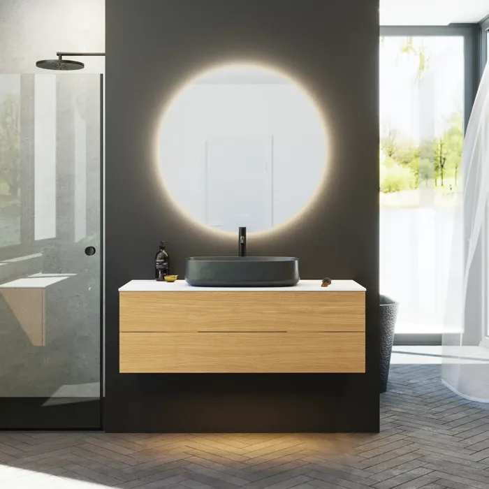 Minimalistische und stilvolle Badezimmer Inspiration mit Waschtischunterschrank, Unterschränken und Hochschränken aus goldener Eiche, großem rundem Spiegel mit Lichtsteuerung, farbigem WC und Aufsatzwaschbecken