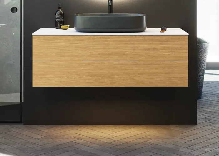 Minimalistische und stilvolle Badezimmer Inspiration mit Waschtischunterschrank, Unterschränken und Hochschränken aus goldener Eiche, großem rundem Spiegel mit Lichtsteuerung, farbigem WC und Aufsatzwaschbecken