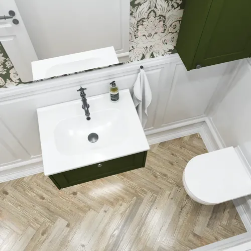 Kleine Badezimmerinspiration im klassischen Stil mit Waschtischunterschränke und einem olivgrünen Oberschrank, einem schönen quadratischen Spiegel, Fischgrätenboden und Tapete verleihen einen luxuriösen und raffinierten Ausdruck.