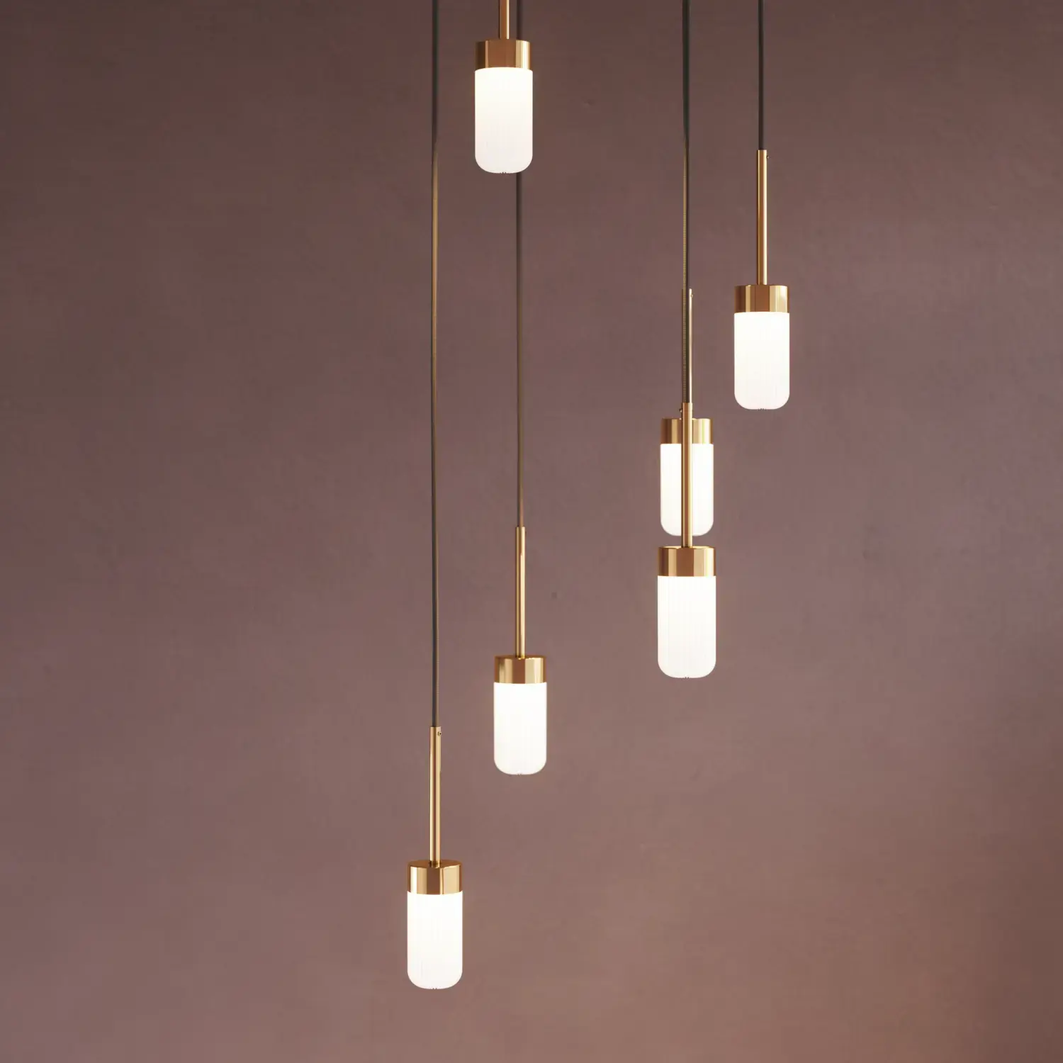 Badezimmer-Inspiration mit romantischen Hängeleuchten aus glänzendem Messing, die Ihrem Badezimmer eine elegante Note verleihen.