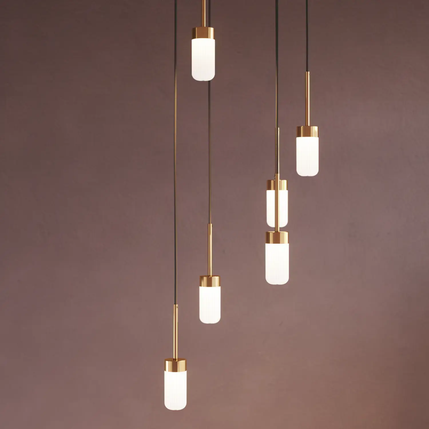 Badezimmer-Inspiration mit romantischen Hängeleuchten aus glänzendem Messing, die Ihrem Badezimmer eine elegante Note verleihen.